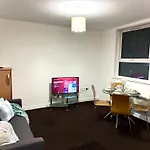 Chic Trafford Apartment, Private Underground Parking, Fast Wi-Fi, Self Check-In Anytime, 5 Mins To Old Trafford Stadium