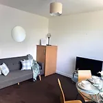 Chic Trafford Apartment, Private Underground Parking, Fast Wi-Fi, Self Check-In Anytime, 5 Mins To Old Trafford Stadium
