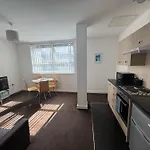 Chic Trafford Apartment, Private Underground Parking, Fast Wi-Fi, Self Check-In Anytime, 5 Mins To Old Trafford Stadium