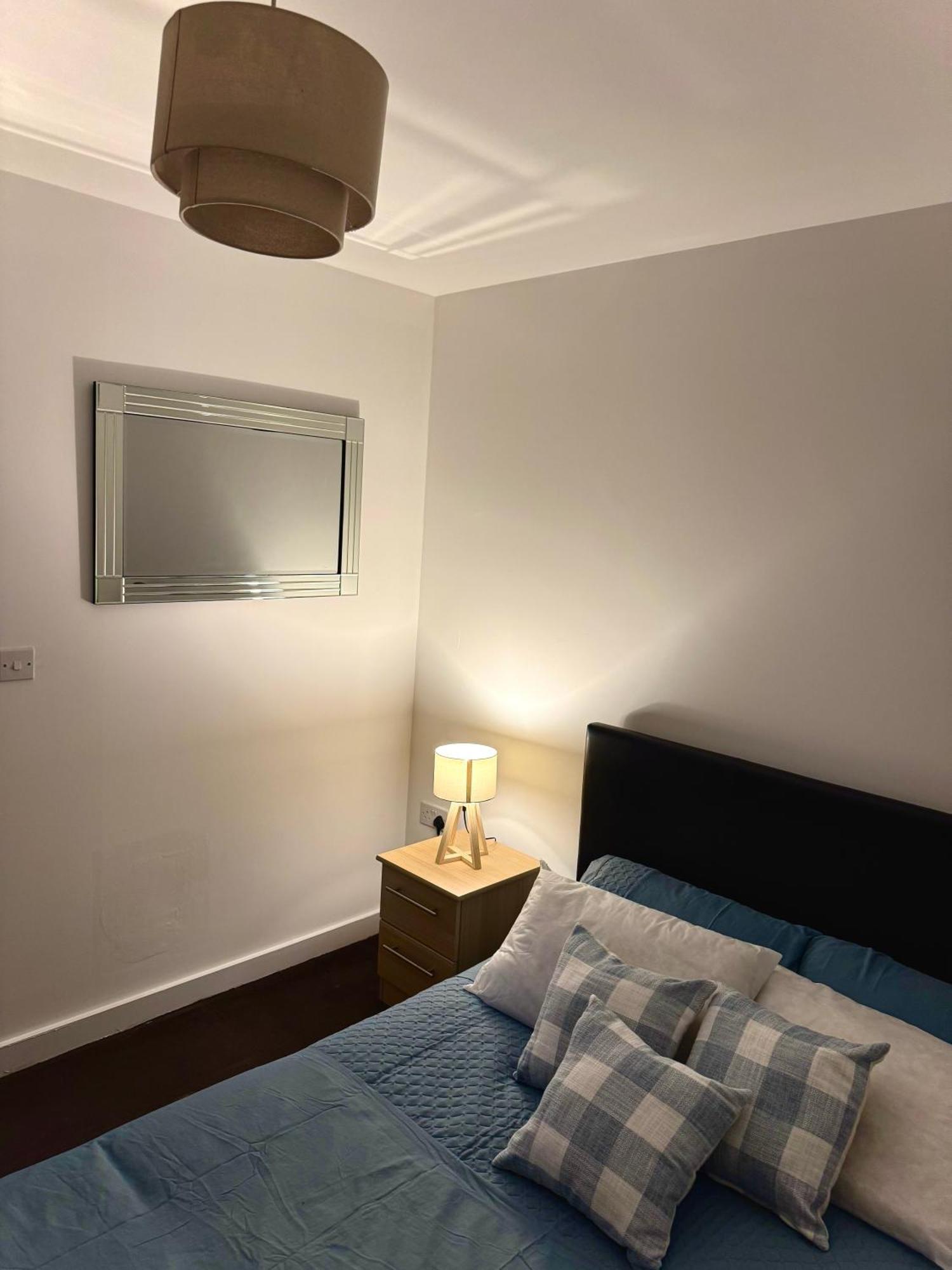 Chic Trafford Apartment, Private Underground Parking, Fast Wi-fi, Self Check-in Anytime, 5 Mins To Old Trafford Stadium *