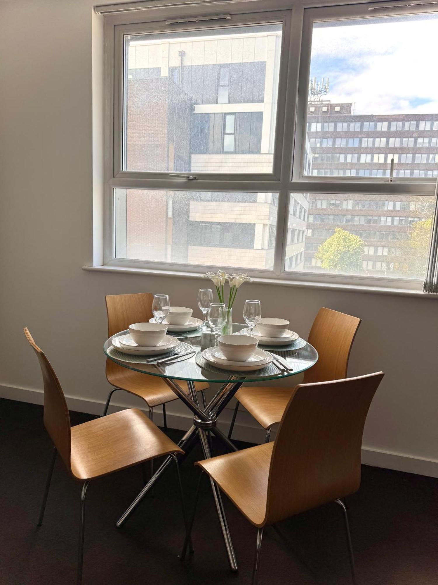 Chic Trafford Apartment, Private Underground Parking, Fast Wi-fi, Self Check-in Anytime, 5 Mins To Old Trafford Stadium Apartment
