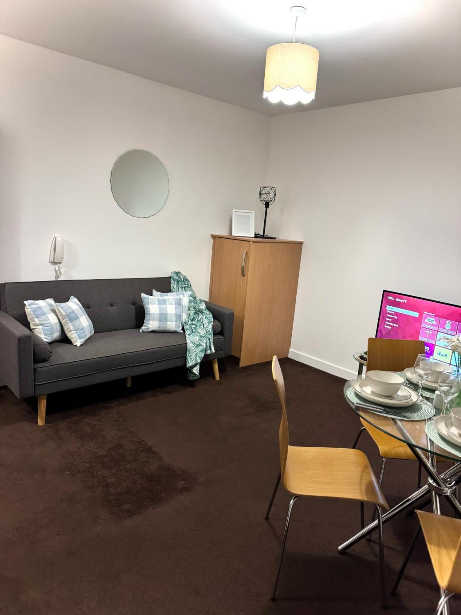 Chic Trafford Apartment, Private Underground Parking, Fast Wi-fi, Self Check-in Anytime, 5 Mins To Old Trafford Stadium Apartment Manchester