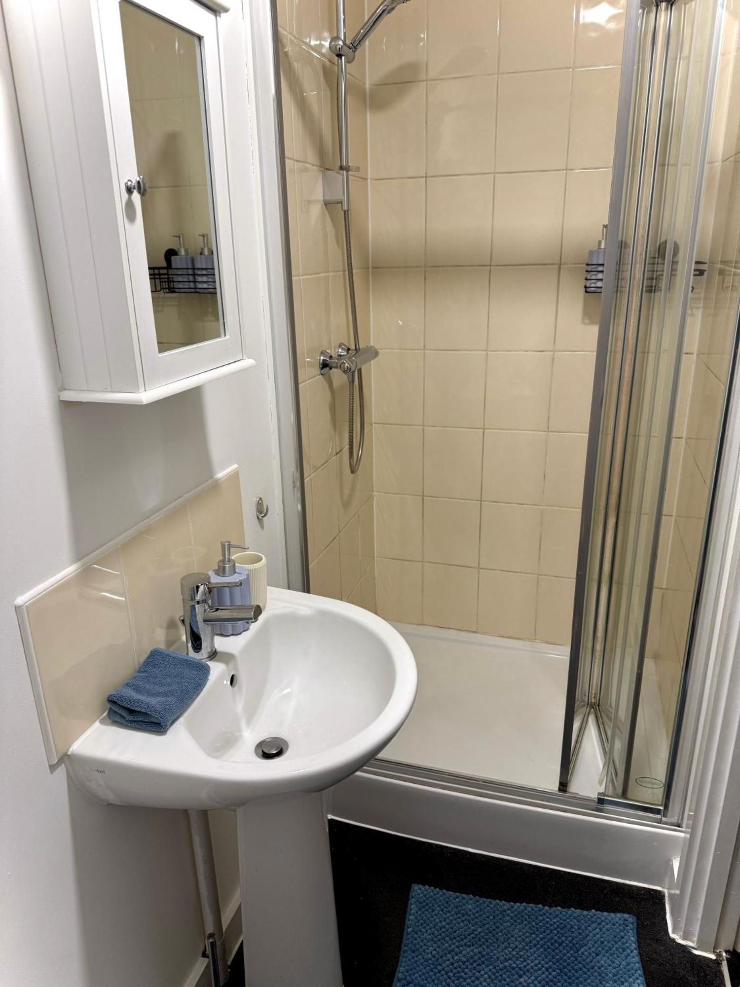 Apartment Chic Trafford Apartment, Private Underground Parking, Fast Wi-fi, Self Check-in Anytime, 5 Mins To Old Trafford Stadium Manchester