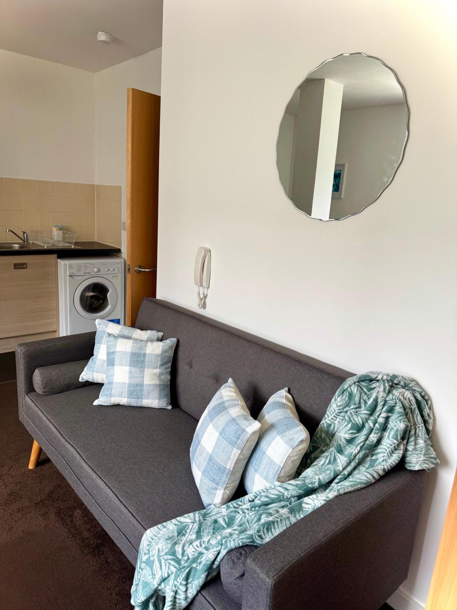 Chic Trafford Apartment, Private Underground Parking, Fast Wi-fi, Self Check-in Anytime, 5 Mins To Old Trafford Stadium Apartment *