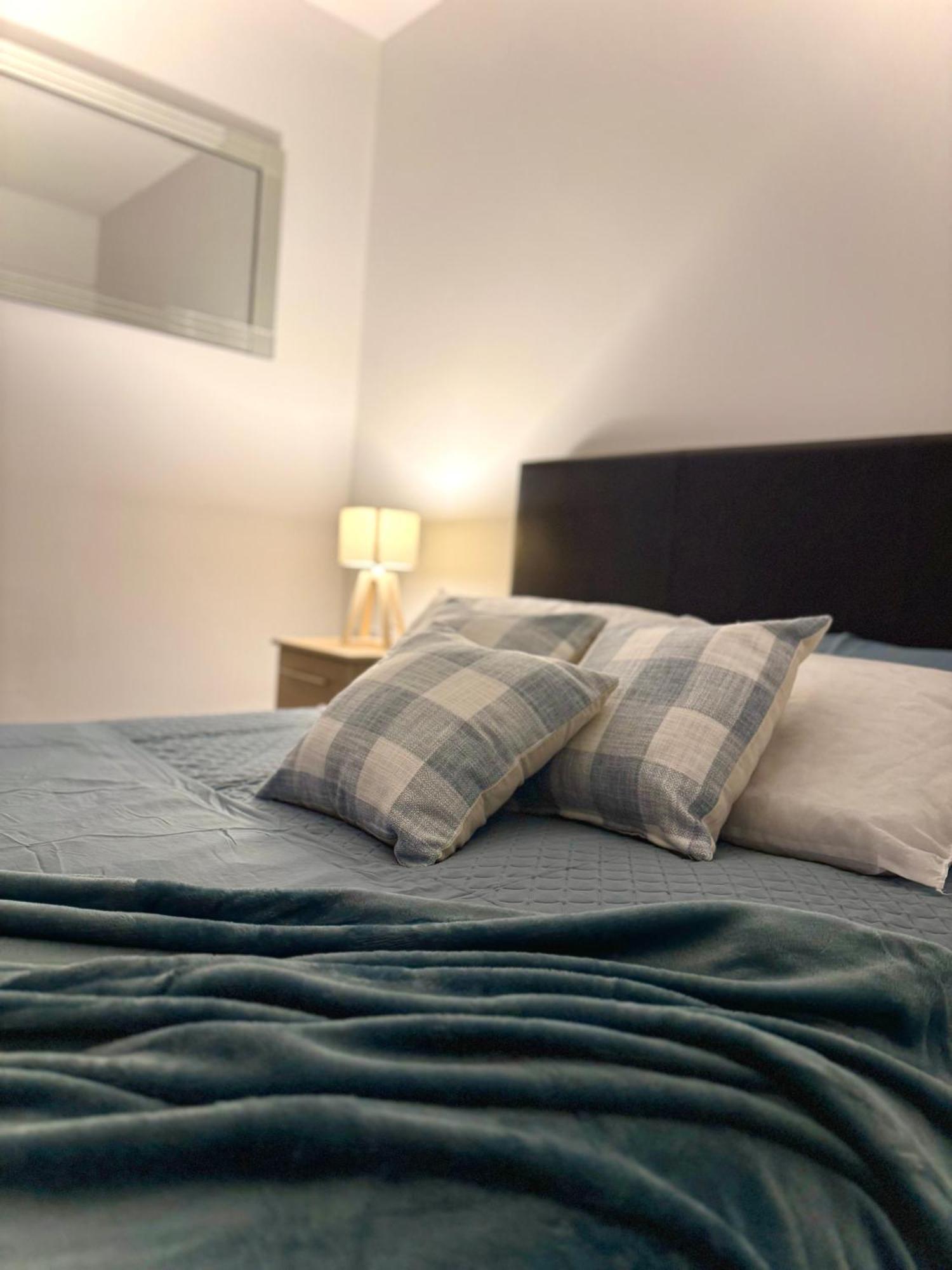 Chic Trafford Apartment, Private Underground Parking, Fast Wi-fi, Self Check-in Anytime, 5 Mins To Old Trafford Stadium *