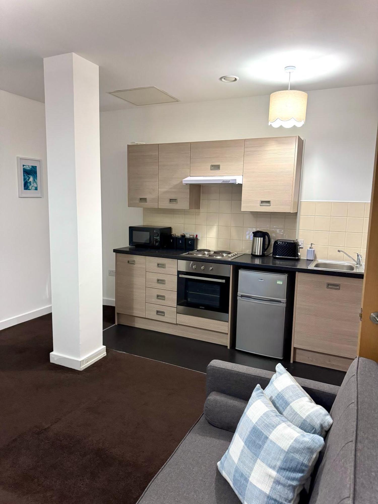 Apartment Chic Trafford Apartment, Private Underground Parking, Fast Wi-fi, Self Check-in Anytime, 5 Mins To Old Trafford Stadium Manchester