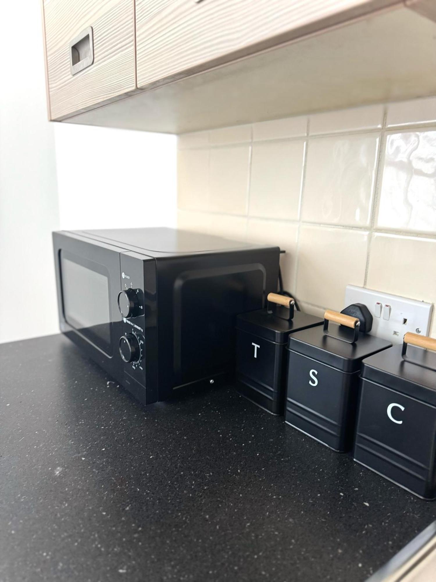 Chic Trafford Apartment, Private Underground Parking, Fast Wi-fi, Self Check-in Anytime, 5 Mins To Old Trafford Stadium Manchester