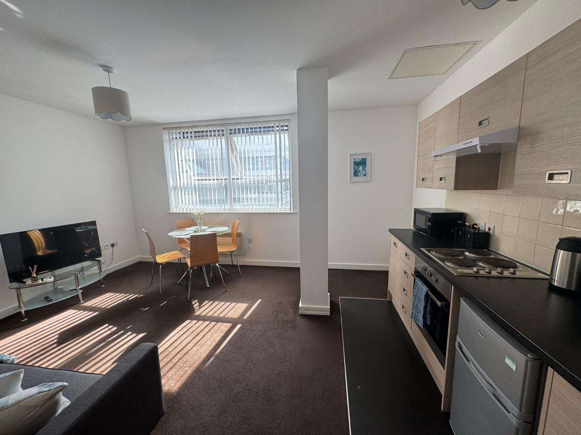 Chic Trafford Apartment, Private Underground Parking, Fast Wi-fi, Self Check-in Anytime, 5 Mins To Old Trafford Stadium * Manchester