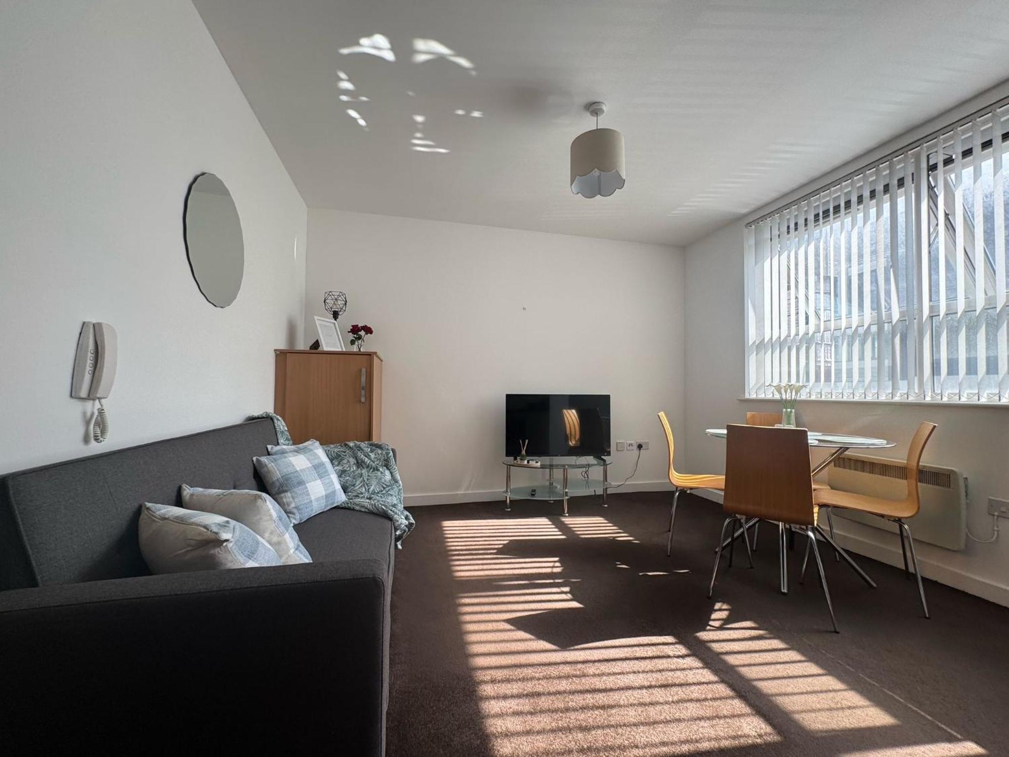 Apartment Chic Trafford Apartment, Private Underground Parking, Fast Wi-fi, Self Check-in Anytime, 5 Mins To Old Trafford Stadium *