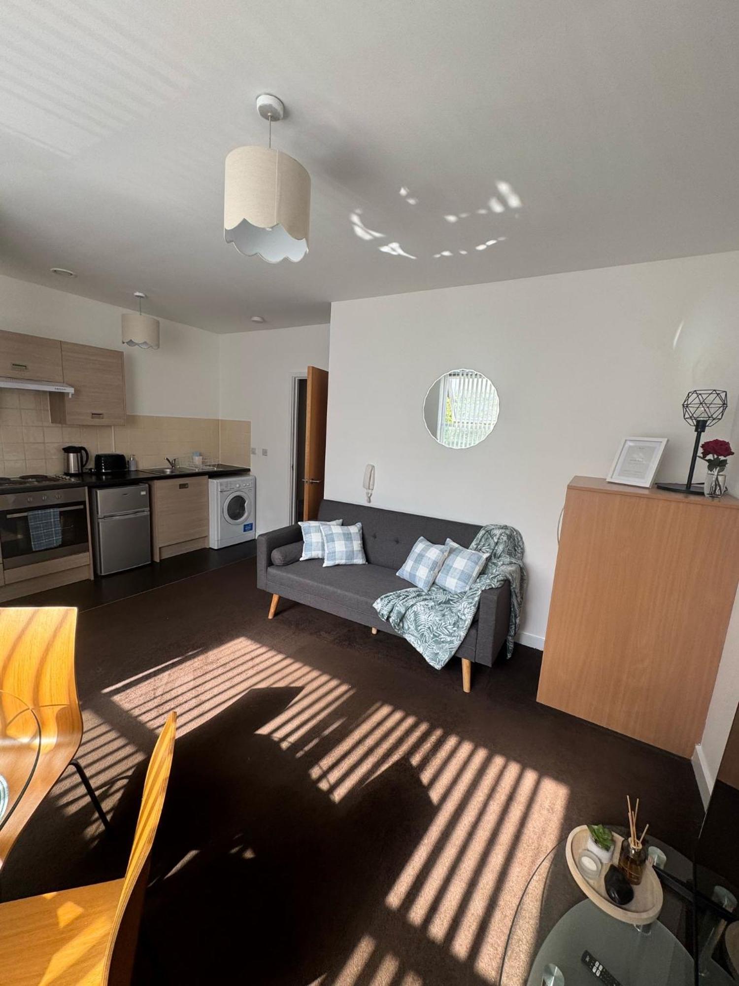 Chic Trafford Apartment, Private Underground Parking, Fast Wi-fi, Self Check-in Anytime, 5 Mins To Old Trafford Stadium *