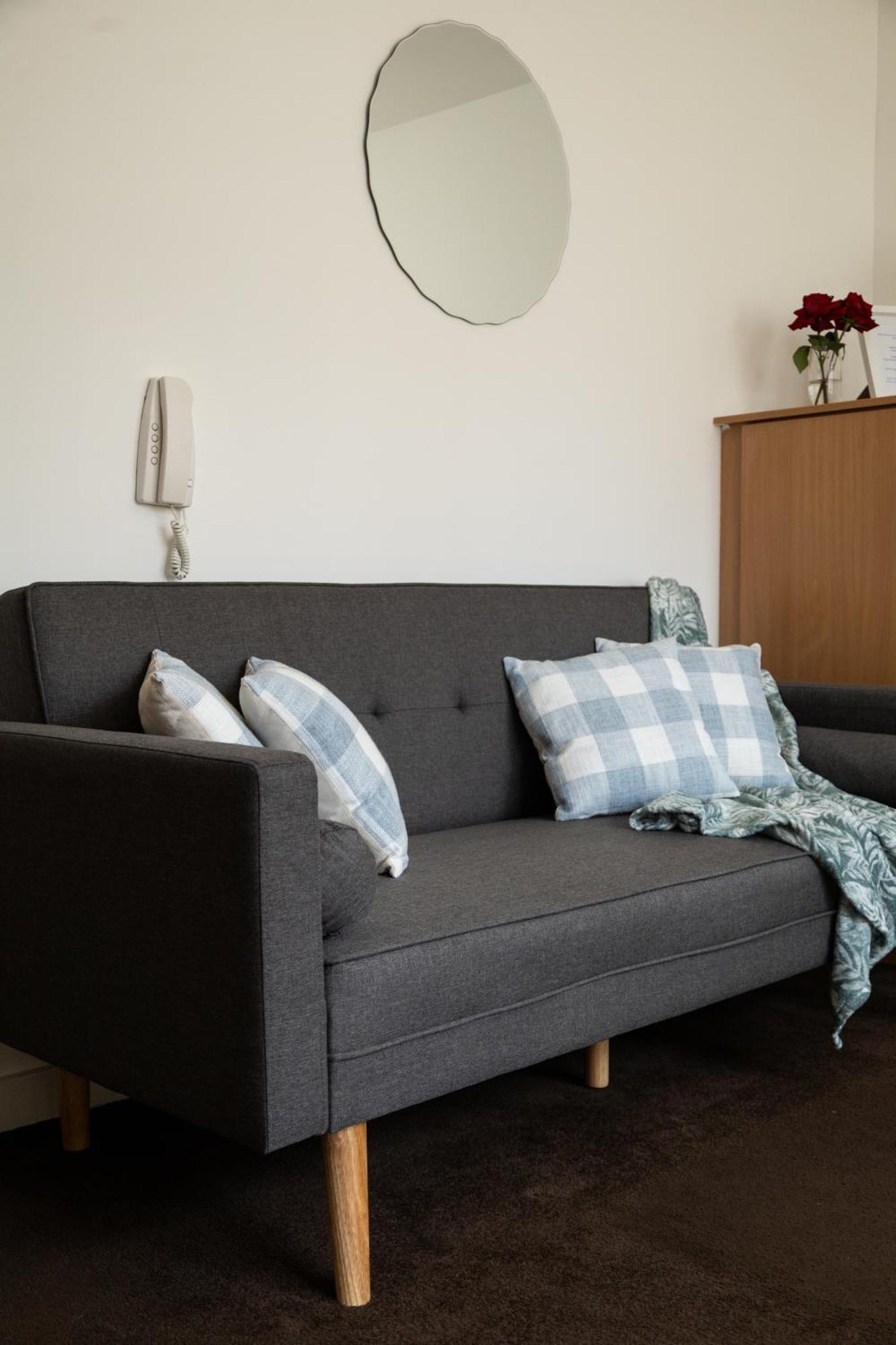 Chic Trafford Apartment, Private Underground Parking, Fast Wi-fi, Self Check-in Anytime, 5 Mins To Old Trafford Stadium Manchester