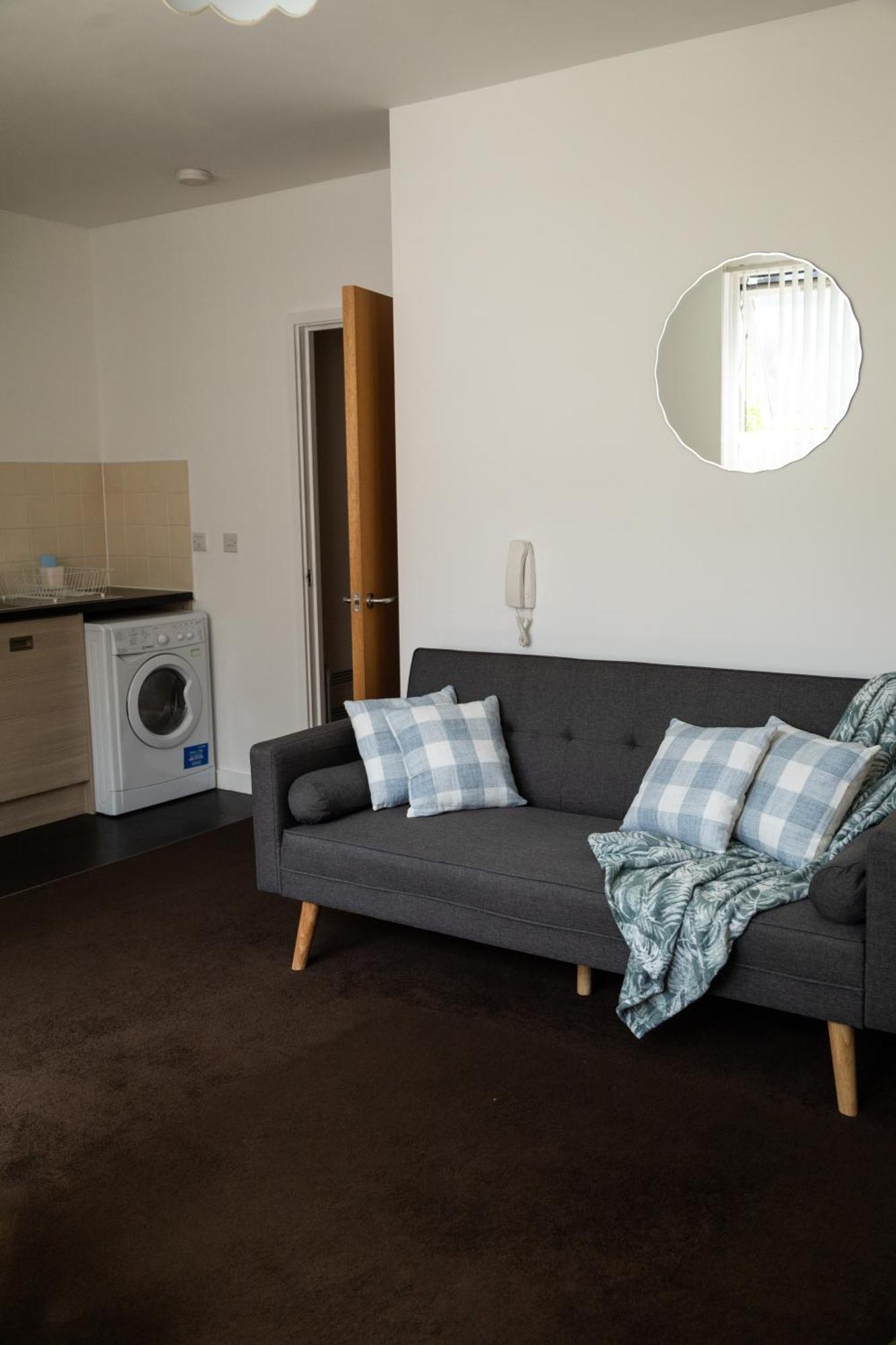 Chic Trafford Apartment, Private Underground Parking, Fast Wi-fi, Self Check-in Anytime, 5 Mins To Old Trafford Stadium Apartment