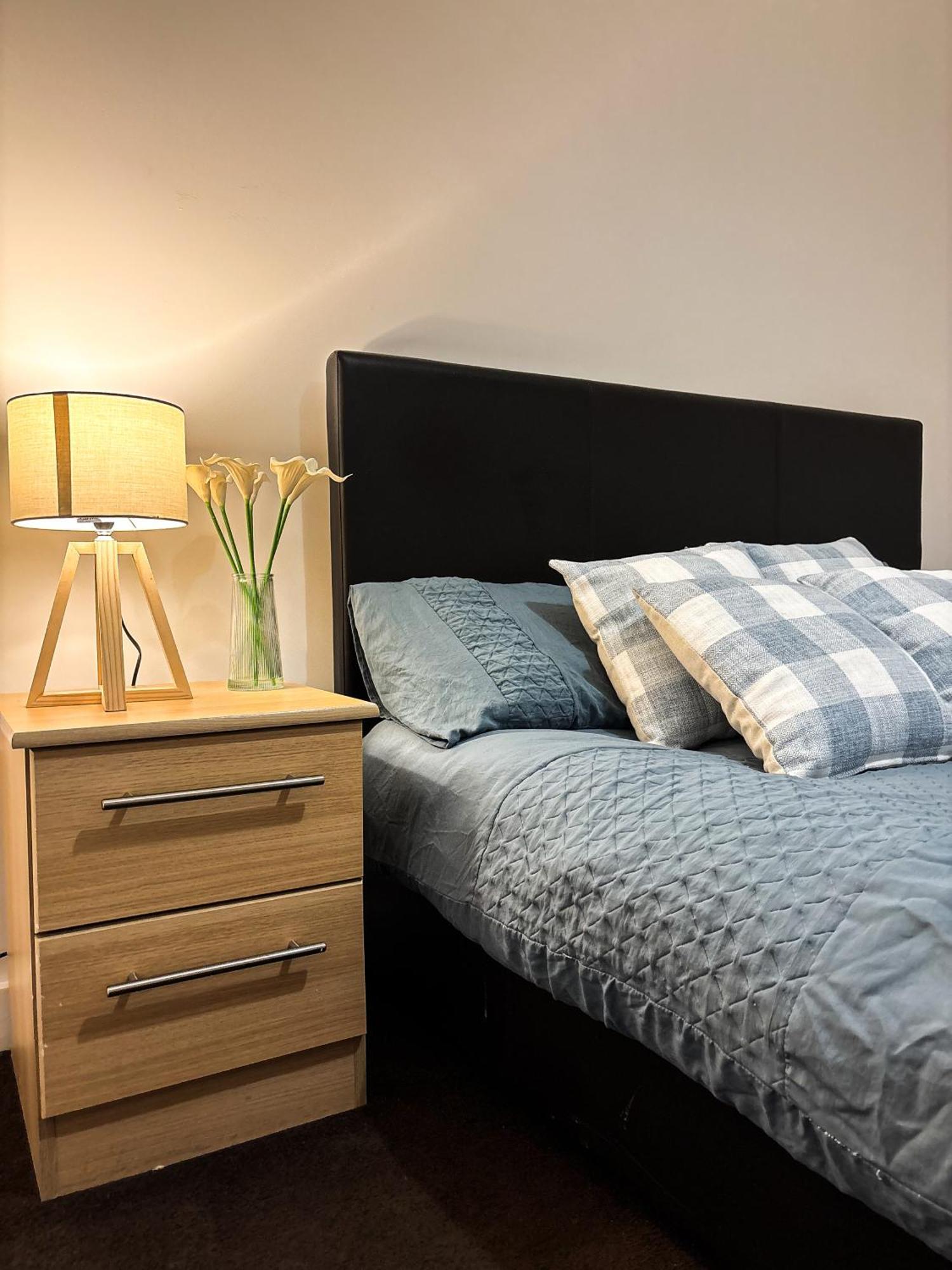 Chic Trafford Apartment, Private Underground Parking, Fast Wi-fi, Self Check-in Anytime, 5 Mins To Old Trafford Stadium * Manchester