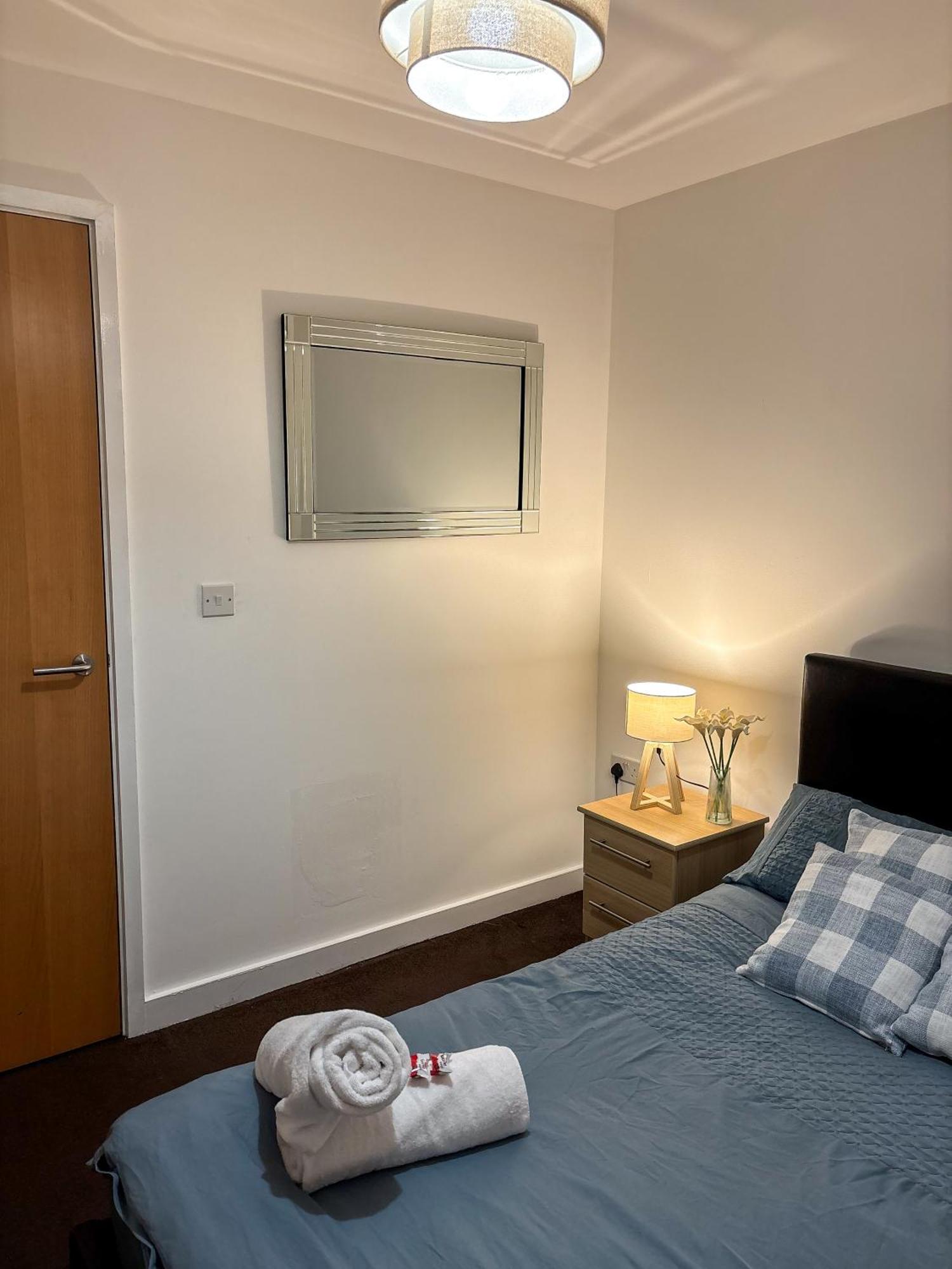 Chic Trafford Apartment, Private Underground Parking, Fast Wi-fi, Self Check-in Anytime, 5 Mins To Old Trafford Stadium Apartment *