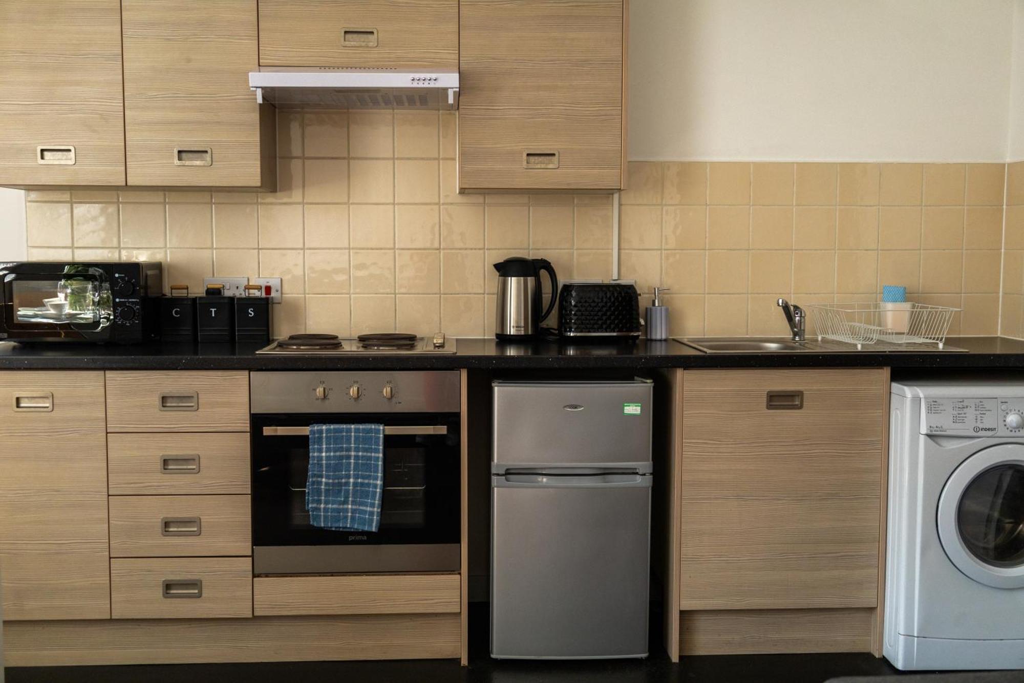 Chic Trafford Apartment, Private Underground Parking, Fast Wi-fi, Self Check-in Anytime, 5 Mins To Old Trafford Stadium *