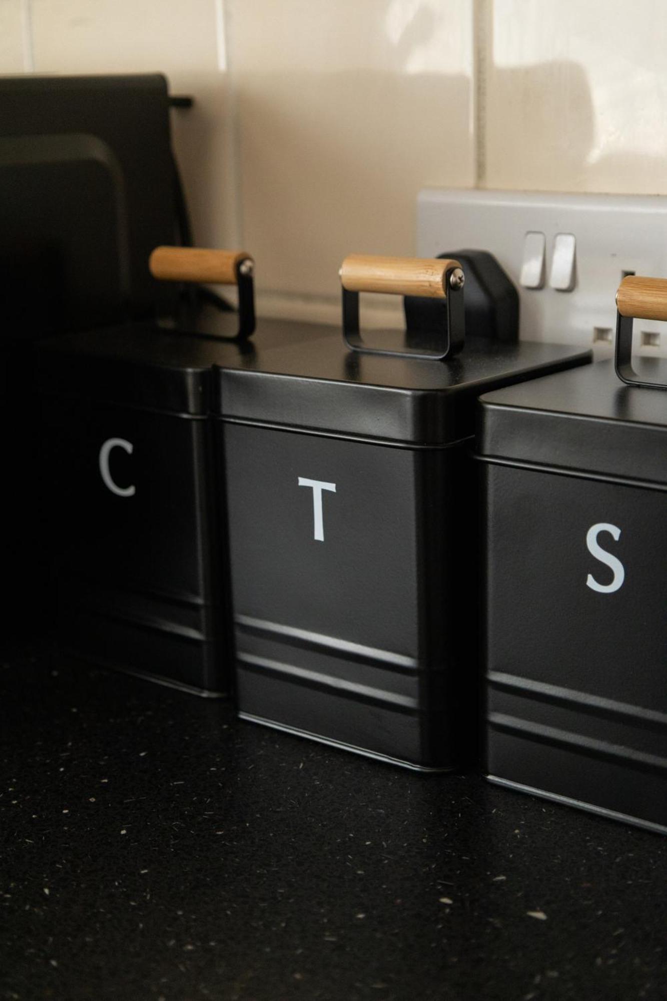 Chic Trafford Apartment, Private Underground Parking, Fast Wi-fi, Self Check-in Anytime, 5 Mins To Old Trafford Stadium Apartment Manchester