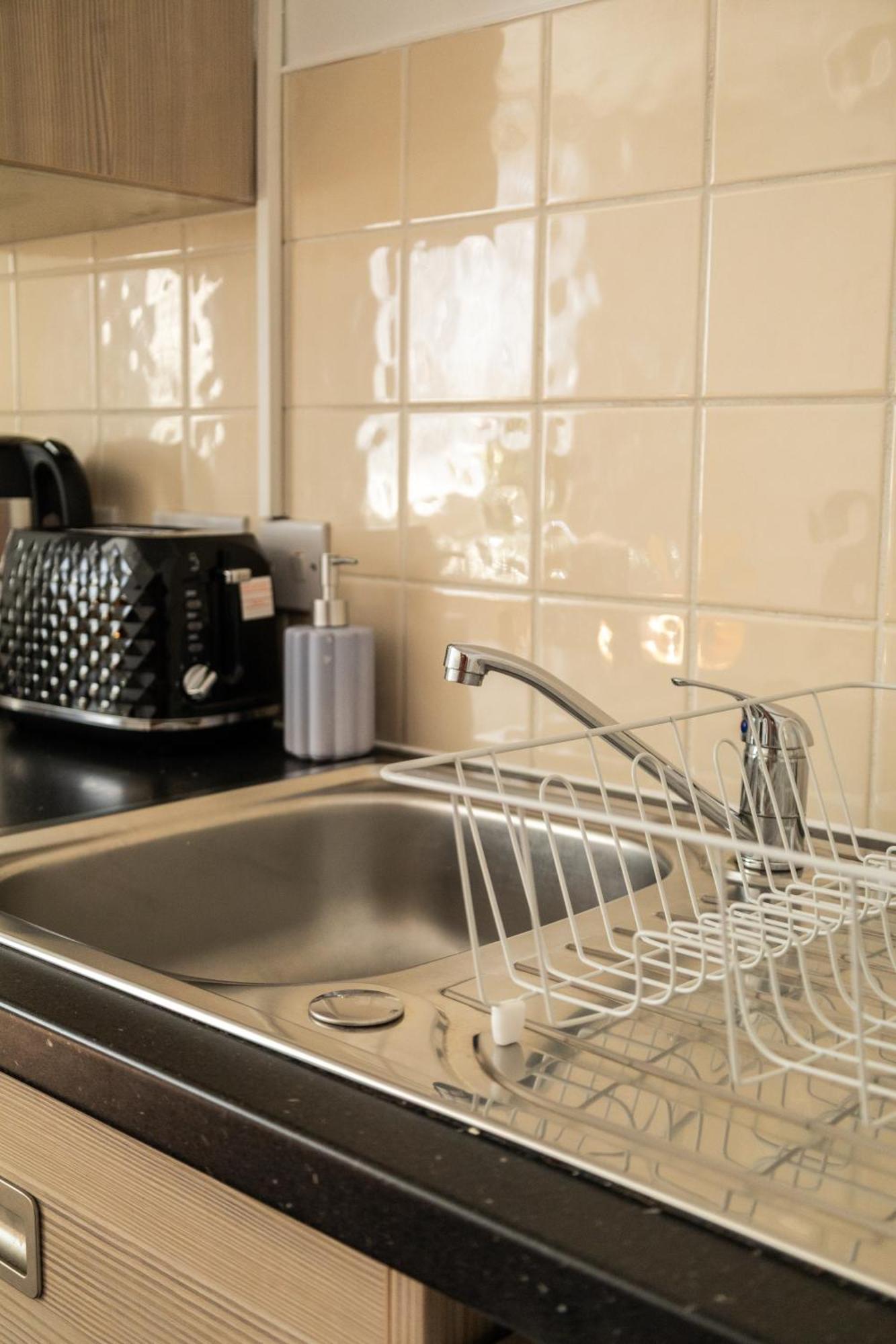 Apartment Chic Trafford Apartment, Private Underground Parking, Fast Wi-fi, Self Check-in Anytime, 5 Mins To Old Trafford Stadium Manchester